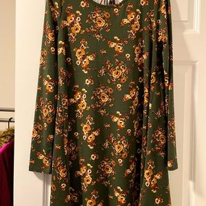Forever 21 floral dress. New with tag, mid thigh length. Long sleeve, tie back.